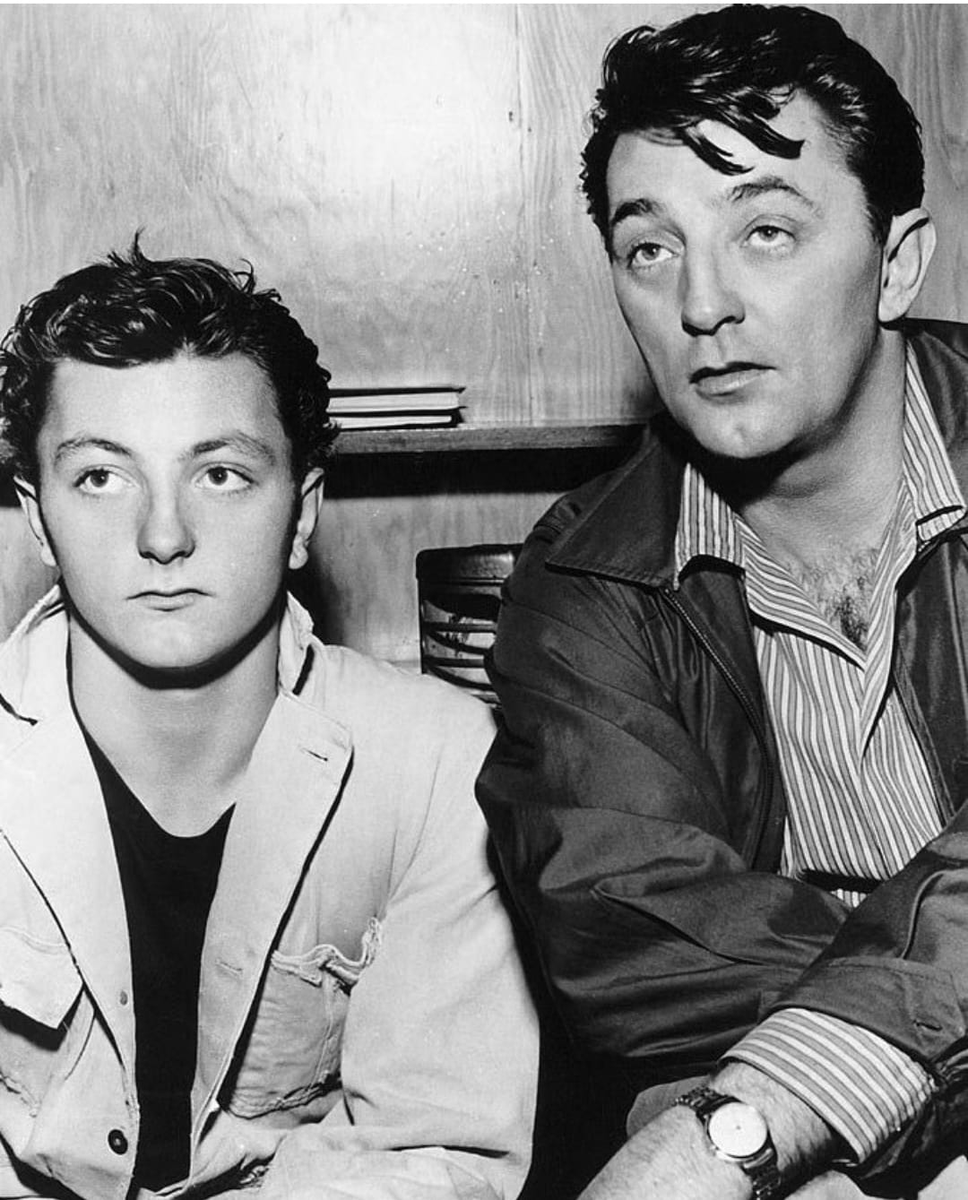 MauriceColganIE's tweet photo. James Mitchum son of the very famous Robert loves my idea of having a bronze statue of his father erected on the #Dingle peninsula Ireland.
"Ryan's Daughter" brought many thousand to the locality.
#kerrycoco #kerryman #radiokerry #kerryseye #rte
Mitchum family email me. https://t.co/ao6HkqkuqD