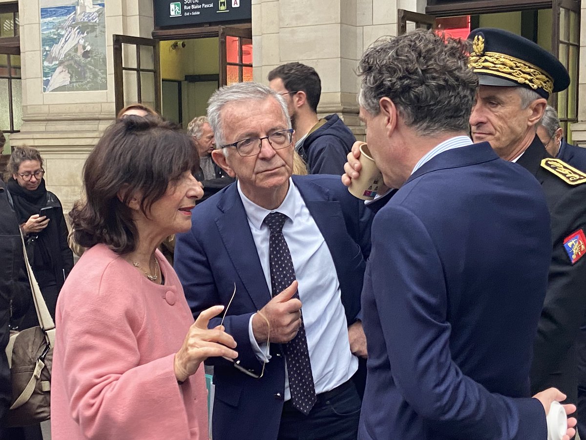 Heureux d’accueillir à #Tours le Ministre <a href="/ChristopheBechu/">Christophe Béchu</a> pour lui présenter le projet de Service Express Régional Métropolitain de Touraine, en présence de tous les élus locaux. 
Une ambition ferroviaire au service des zones urbaines comme rurales pour une #mobilité décarbonée