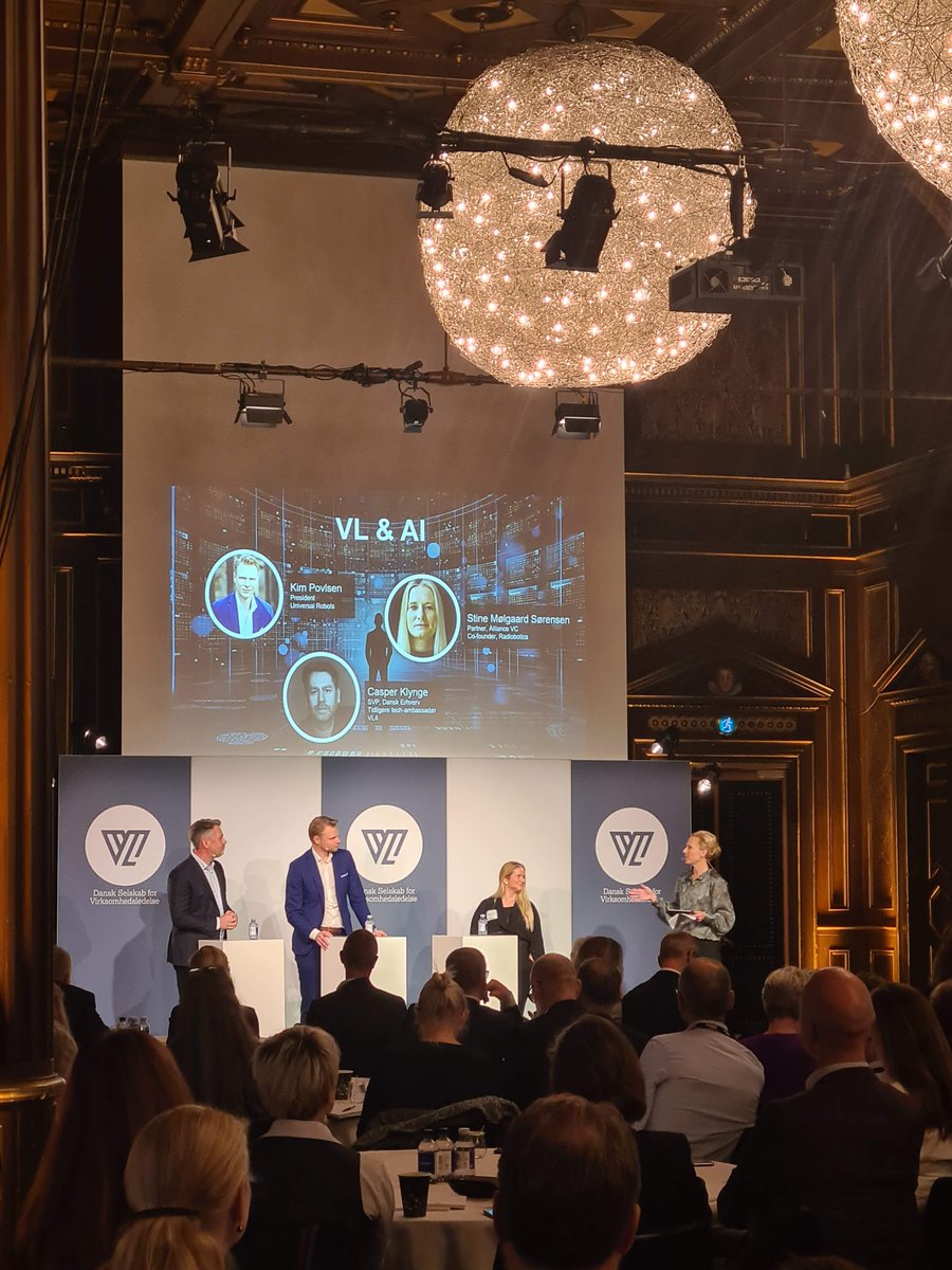 Formiddagen med #vlgrupperne bruges i særligt interessant selskab - nemlig med en paneldebat om #ledelse og #AI mellem <a href="/UR_KimPovlsen/">UR_KimPovlsen</a>, 
@stinesorensen og <a href="/KlyngeC/">Casper Klynge</a> modereret af altid skarpe <a href="/CharlotteBeder/">Charlotte Beder</a>. 

Præsentationen udgives snarest på vl.dk/event/vl-gener…
 
#vl #VLAI