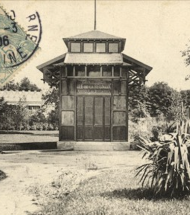 ParisHistorique's tweet photo. Édifié pour l’exposition coloniale universelle de 1931, le kiosque de l’ancien pavillon de la Réunion (ISMH) est aujourd’hui en fort en mauvais état et mériterait une restauration urgente (bois de Vincennes, 12e). https://t.co/Q9vbTl2WRX