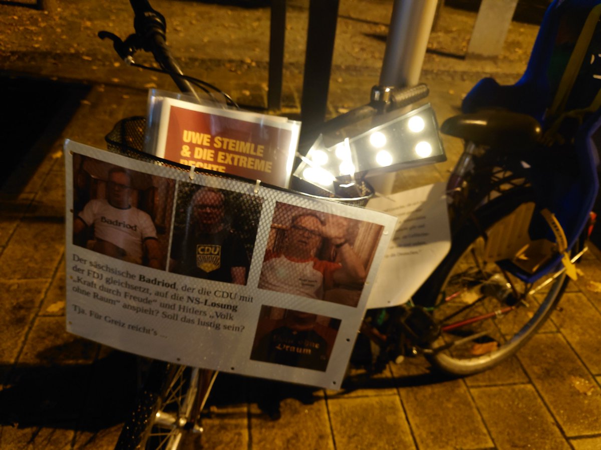 eM_aka_zero's tweet photo. In #Greiz tritt heute Uwe #Steimle auf. Das #ABWV kritisiert, dass dem "antisemitischem #Jammer-#Ossi" eine Bühne geboten wird. Via Presse und mit Fahrrädern am Veranstaltungsort #Vogtlandhalle, die mit Plakaten und Broschüren versehen sind.
Mehr unter https://t.co/7NCcbReErJ https://t.co/8BMn8kt4MO