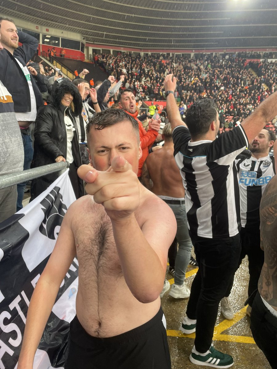 #NUFC La celebrità YouTube <a href="/AdamP1242/">Adam Pearson (YT) ⚫️⚪️</a> prenderà parte a una serata di combattimento MMA di beneficenza con il suo nemico YouTube #ftm <a href="/KyleDonSAFC/">KyleDon</a> Quando gli è stato chiesto quali possibilità ha Adam, ha detto: "Spero che il mio potere mong sia troppo forte per lo sporco mackem"