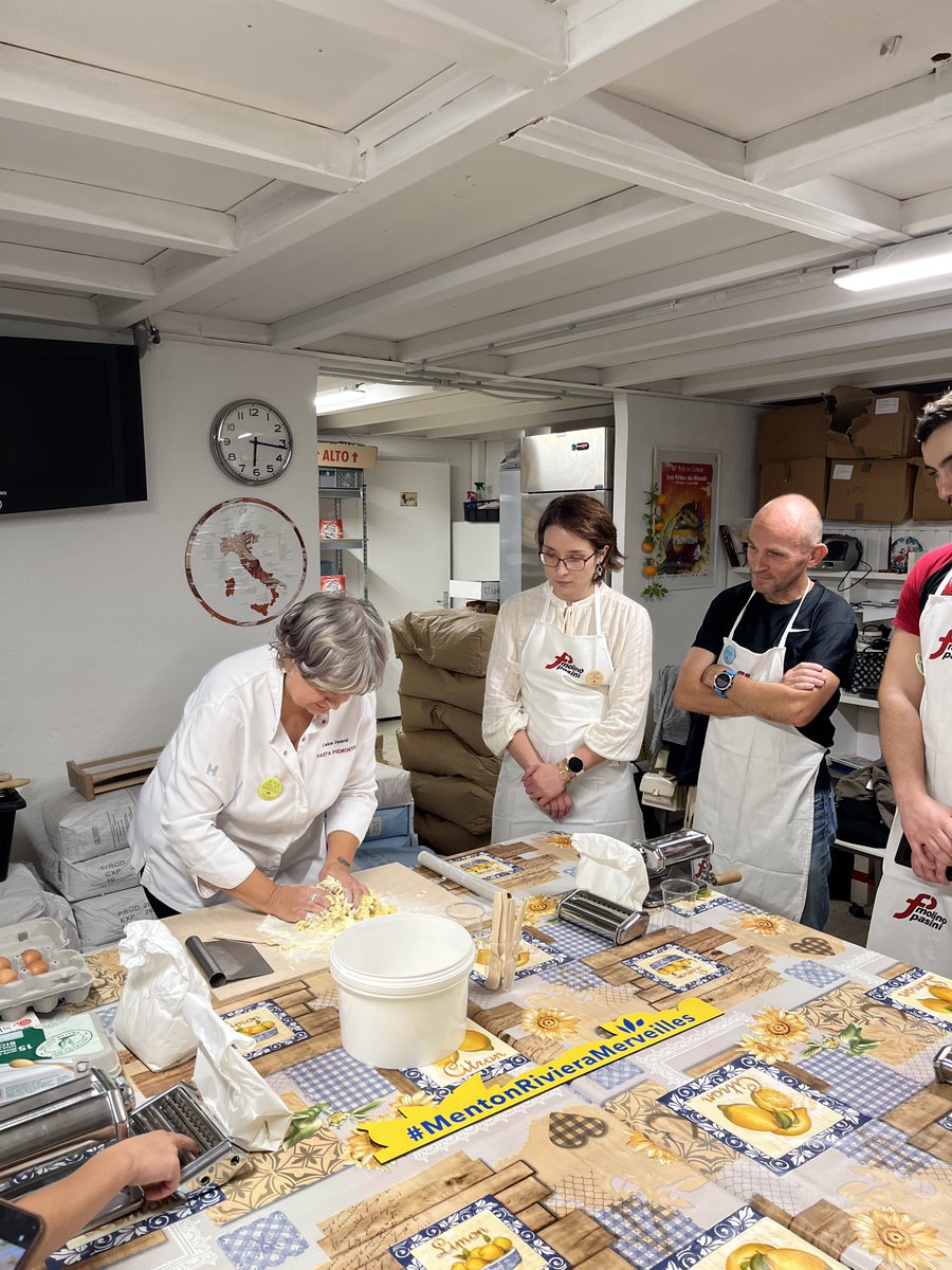 OTC_MRM's tweet image. Hier, premier accueil ambassadeurs au #VraiPaysDesMerveilles 🤩 : rire, partage, belles rencontres, atelier pâtes fraîches pour #WorldPastaDay 🍝, succès grâce à Luisa et Riccardo de @Pastapiem 🤌 Merci à tous ! RDV pour l'épisode 2 👋 #MentonRivieraMerveilles #CotedAzurFrance