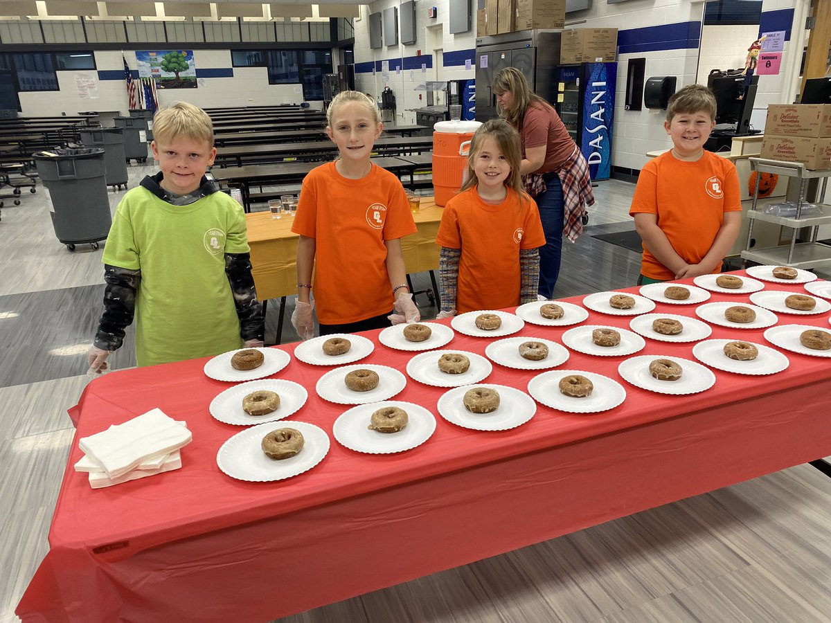 Student Lighthouse leaders came to school an hour early to serve donuts at our 5th grade Donut Dates event. They said, “it feels like we are working in a real donut shop!” 🍩 Such awesome kids! #gogulllake #glcsryan