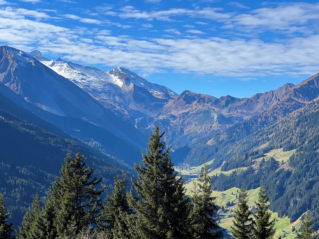 Vormittag die ersten Schwünge auf den Pisten am Hintertuxer Gletscher ⛷️ ziehen &amp; am Nachmittag die Herbstsonne ☀️ bei einer kleinen Wanderung genießen! Das ist der 𝐆𝐎𝐋𝐃𝐄𝐍𝐄 𝐇𝐄𝐑𝐁𝐒𝐓 in Tux-Finkenberg! 🙌🍁🍂❄️
#tuxfinkenberg #lovetux #stammgast