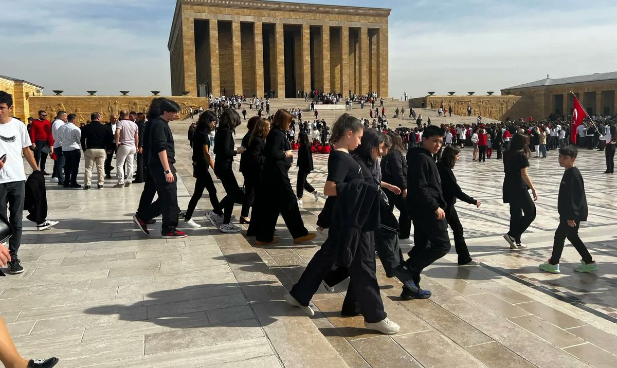 sakaryaugurokul's tweet photo. 100 yıllık Cumhuriyetimizin 55 yıllık Uğur Ailesi olarak bugün binlerce öğrencimiz ve öğretmenimizle Atamızın huzurunda ve onun ebedi istirahatgahında Cumhuriyet coşkusunu bir kez daha yaşadık! 

Nice 100 yıllara!

#UğurluOlmak
#DaimaGeleceğe
#CumhuriyetBayramı https://t.co/VxgN4ITVXq