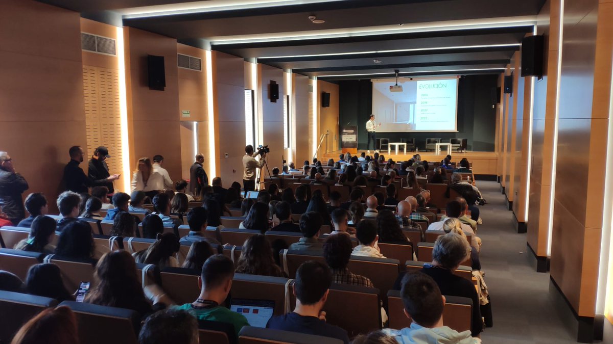 Ecommerce_es's tweet image. 📢 ¡Seguimos con los #StartupMOMENT! Con Jose Manuel Martínez, Fundador y CEO de @LeonLeds. Hace ya más de 9 años que cuentan con una tienda física en Santa María del Páramo como especialistas en Iluminación Led, a la vez que empezaron con su Ecommerce.

#EcommerceTourLeón