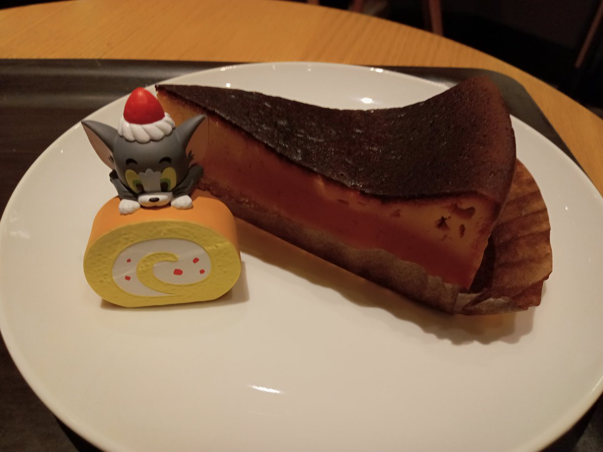 今日も、パンプキン🎃バスクチーズケーキ🍰✨
今回はおすすめペアリングのTOKYOロースト☕にしました😋
ガチャのダブり神降臨で、5回中4回がこのロールケーキ🍓トム🤣🤣🤣🤣🤣
#スタバ
#Suicaのペンギン