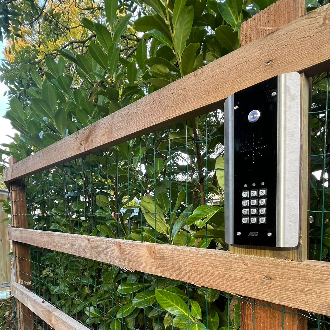 AESglobalonline's tweet image. 😍Wow! This is a beautiful DECT603 Wireless installation by Suffolk Gates in the UK.

The 603 has a long range and can be paired to 4 handsets inside the property.

#gateintercom  #drivewaygates