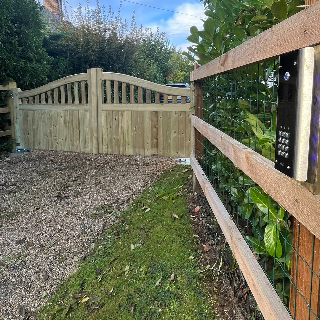 AESglobalonline's tweet image. 😍Wow! This is a beautiful DECT603 Wireless installation by Suffolk Gates in the UK.

The 603 has a long range and can be paired to 4 handsets inside the property.

#gateintercom  #drivewaygates