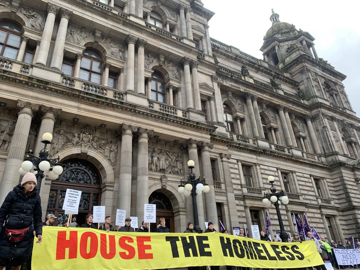 Today, a protest was staged on George Square, by Homeless Project Scotland and the Scottish Tenants Organisation. The event was organised to draw attention to the homeless crisis in Glasgow, which has claimed dozens of lives in the past three years. 🧵