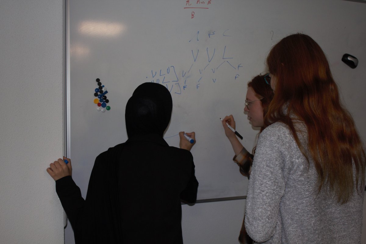 Inria_Lille's tweet photo. 🚀#RJMI👩‍🦰| Les lycéennes enchainent avec des ateliers pratiques avec des problèmes #mathématiques une façon de découvrir la #RECHERCHE 
#MédiationScientifique https://t.co/3QtE5xGsu8