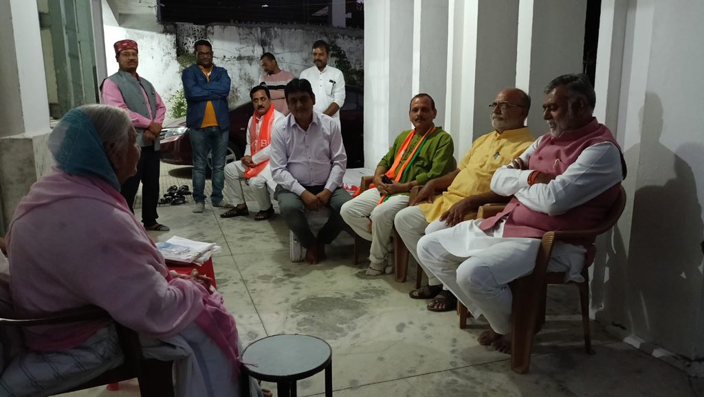 आज दिन भर के प्रवास के बाद जबलपुर हवाई अड्डे से मेरे मित्र समाजसेवी ,परिवार परामर्श केन्द्र में गिनीज बुक में रिकार्ड बनाने वाले इं अंशुमन शुक्ल के पचपेढी निवास पर जाकर पू माताजी से आशीर्वाद लिया ।छात्र जीवन के संघर्ष से हमें भोजन,भजन और भ्रमण के सहयोगी हैं बाबा <a href="/alokjain101/">Alok Jain</a>