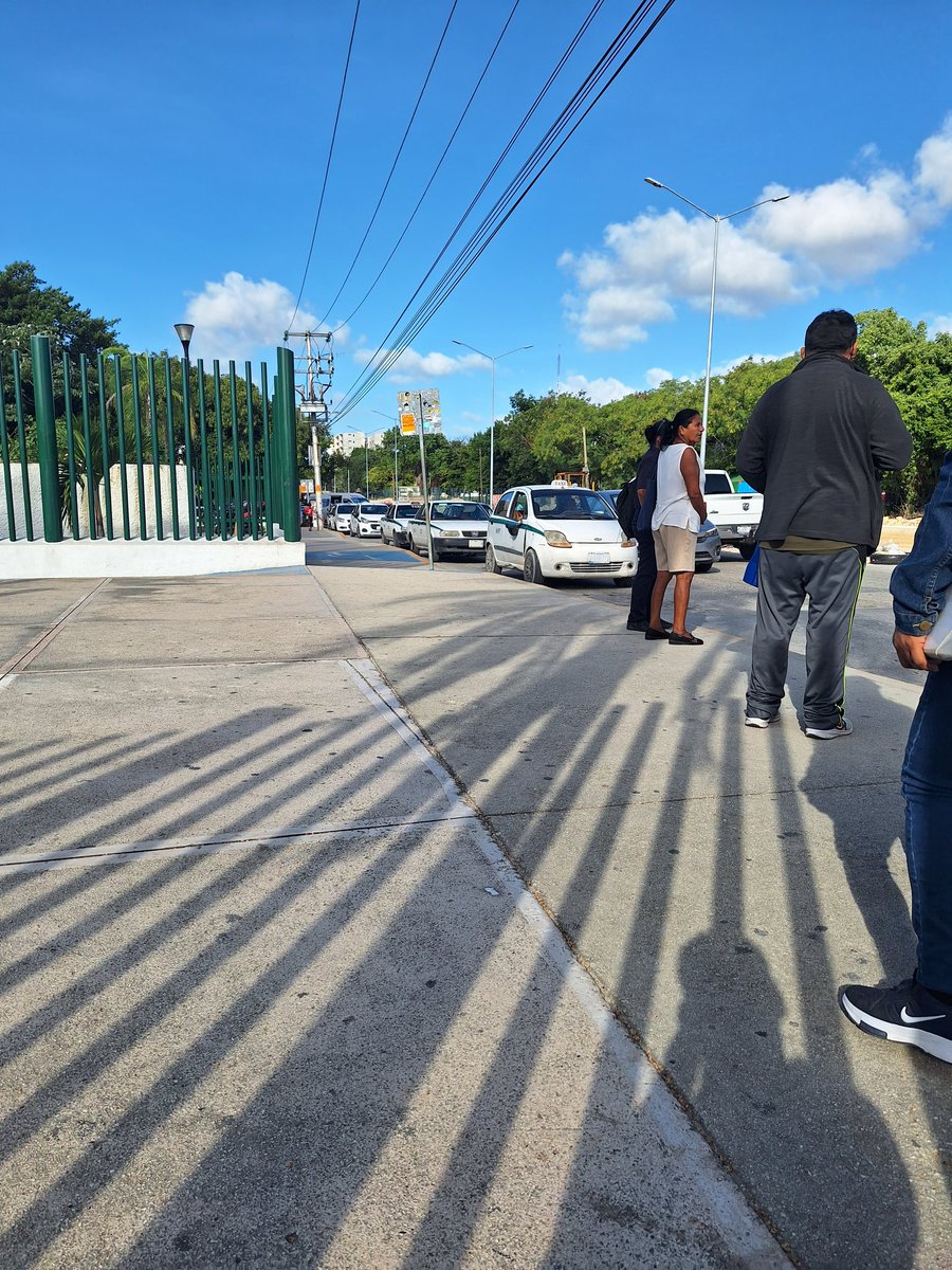 andypatAg's tweet photo. @TransitoBJ @transitocancun sitio ilegal, justo donde dice ni estacionarse, generando congestión vehicular por @TaxistasCancun Av Politécnico enfrente del IMSS No. 17 https://t.co/y7HF9k68ri
