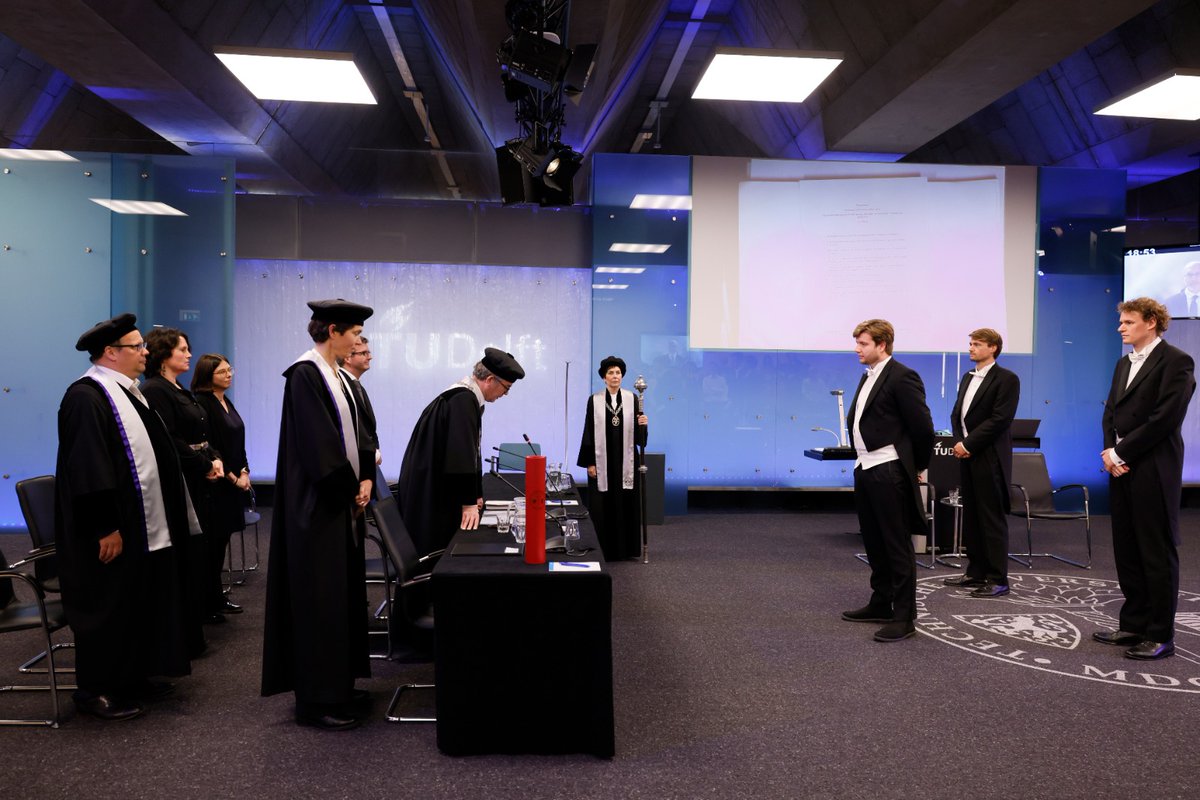 🎓Hora est; PhDone!🎓 I’ve been awarded the Degree of Doctor (Cum Laude) after successfully defending my PhD thesis, entitled ‘Responsible Innovation for Wicked Societal Challenges’. Very happy! 📘My open access thesis: research.tudelft.nl/en/publication… #RRI @PhDVoice @AcademicChatter