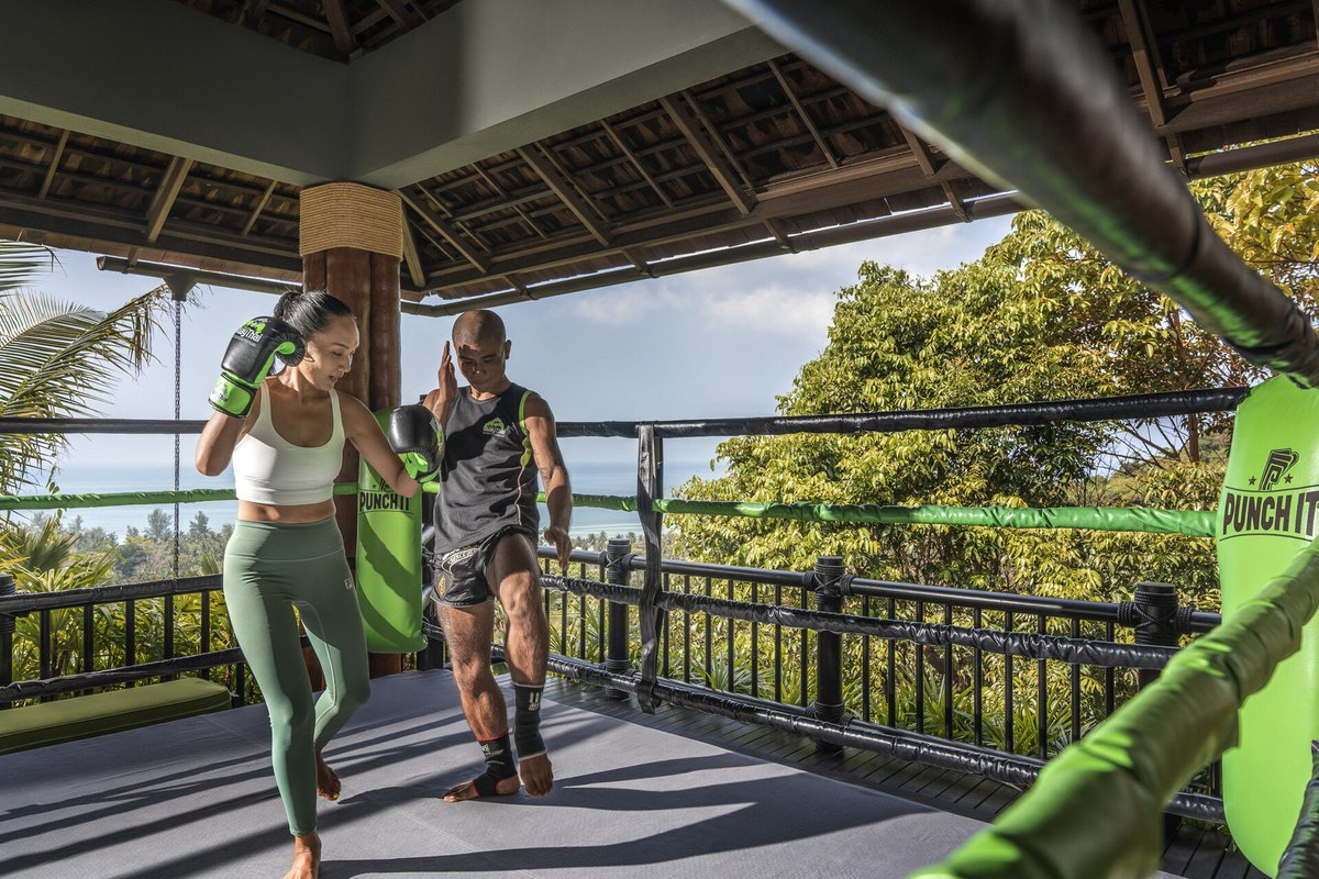 FSThailand's tweet image. Kick, punch, and sweat it out! Experience an exhilarating outdoor workout of Thai kick-boxing at our Muay Thai ‘Ring with a view’ guided by our experts. Get #fitwithfs through bit.ly/fskoh_reason-t… #fskohsamui #fswellness