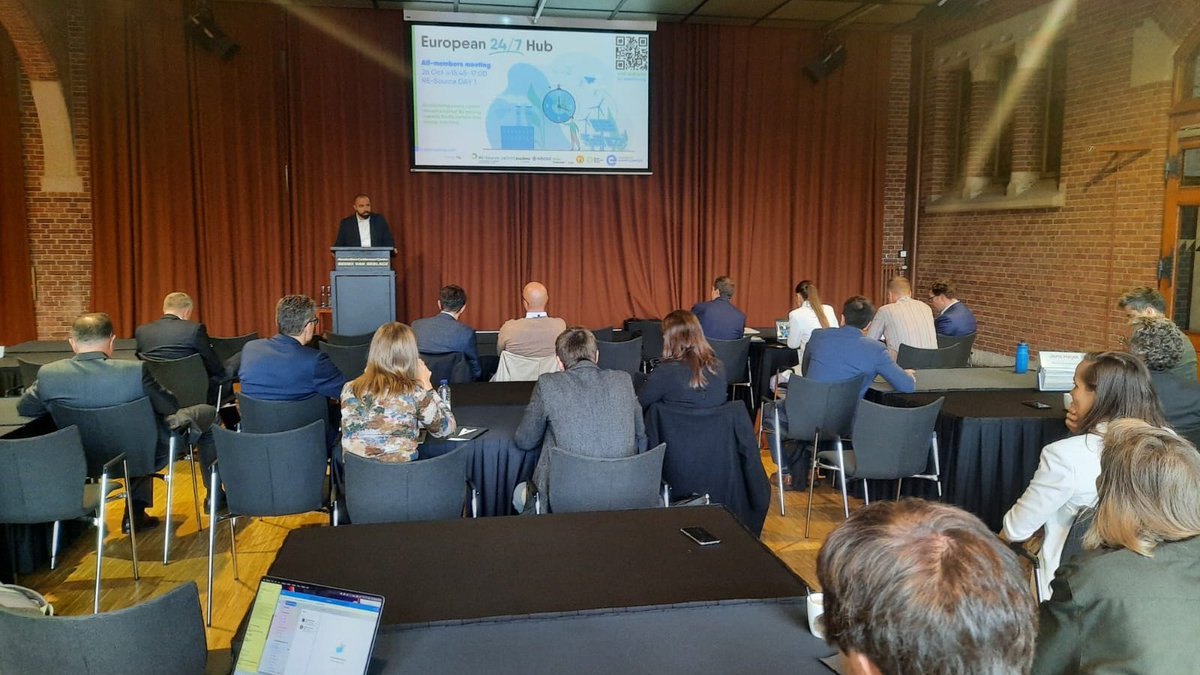 Eurelectric's tweet photo. Our European 24/7 Hub is meeting at #RESource2023 to discuss:
- Demand side flexibility with @IegorRiepin of @TUBerlin
- Spot markets with @ellazat
- Hourly matched contracting principles with @DevonSwezey & Taylor Leyden
More on our #247CFE Hub 👉https://t.co/D2QsENbz2m https://t.co/OWmNmZudbW