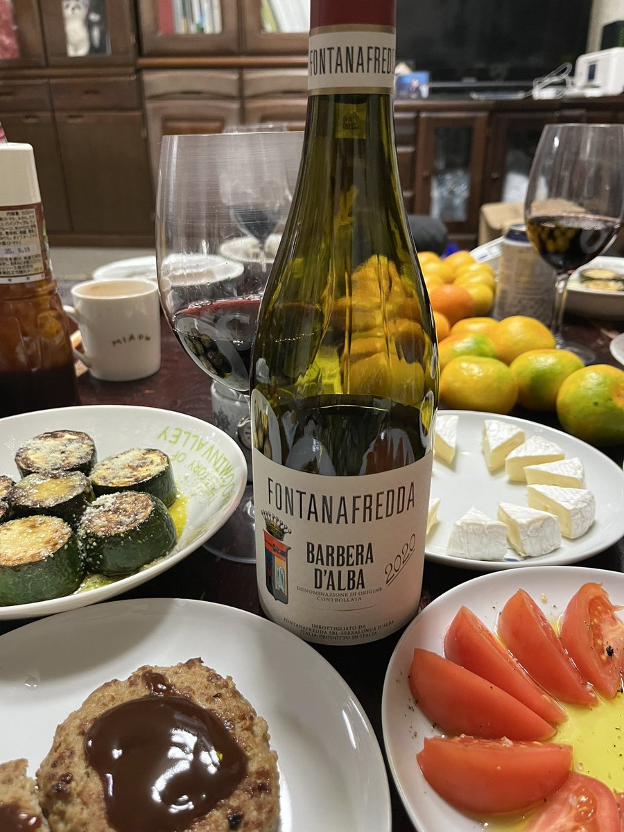 mayumi_deguchi's tweet photo. 先日は、フォンタナフレッダ バルベーラダルバ2020を、ハンバーグ、炒めズッキーニのチーズがけ、トマト🍅、カマンベールチーズ🧀、ナッツ🥜と一緒に頂きました🍷🥒🥩🥜🧀🍅 https://t.co/wehzEF834k