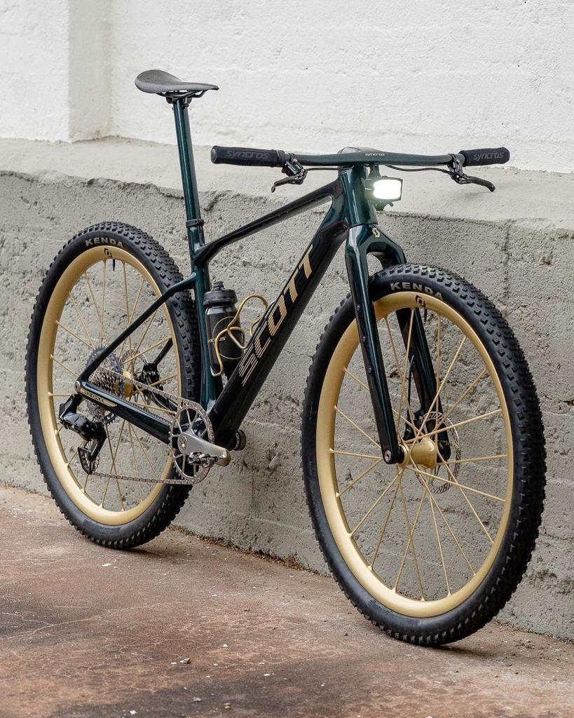El concepto SCOTT Scale RC Super Gravel es el resultado de intentar crear la bicicleta de gravel definitiva basada en MTB.

Mira la nueva creación de @dangerholm 😍

#SCOTTbikes #SCOTTscale #noshortcuts