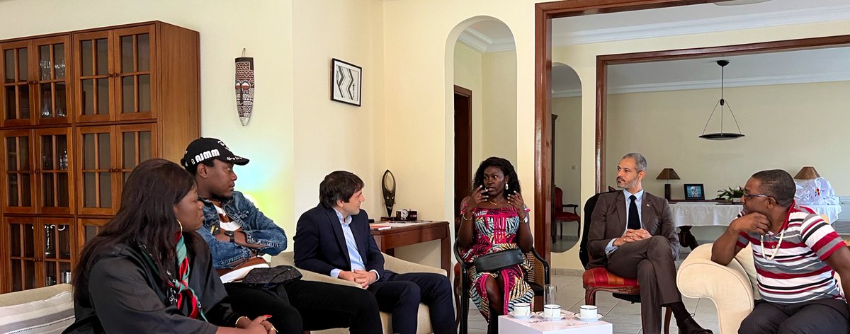 Jmchataigner's tweet photo. Belle immersion ce matin avec des influenceurs &amp;experts des réseaux sociaux camerounais pour mieux comprendre les réalités culturelles du 🇨🇲
Grâce à vs toutes et tous🙏, j’espère avoir compris comment éviter de «bouffer la tontine» et à me tenir éloigné des «vendeuses de piment»! https://t.co/I5ZGebNPnE