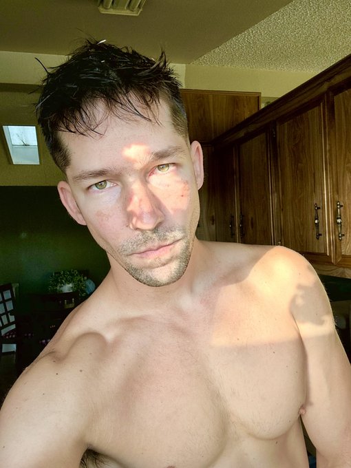 Green eyes, 6 feet tall, 8 inches uncut. https://t.co/NgfG79q6iz