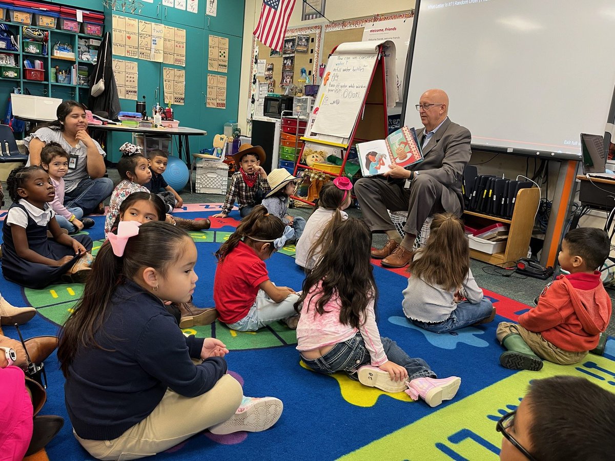 DickTClardy's tweet photo. What a pleasure to read With Lots of Love at @WorthHeightsFW. The students are amazing &amp; it made my day!
@Jumpstartkids #ReadfortheRecord2023 #ShareLove @jetchez @amramsey13 @CharlieGarciaFW @lisamcastillo @CannonJesse2 @FWISDVPA @yinkamooreojo @HeatherHennesey https://t.co/Ia7wk4dzmN