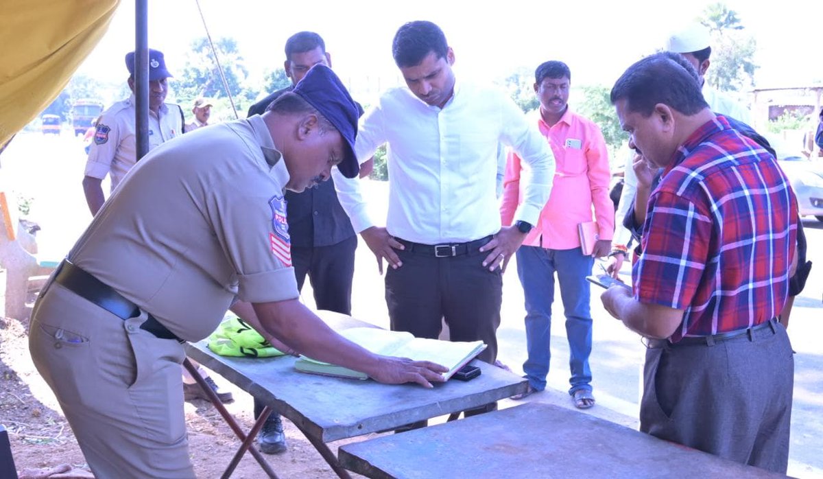 dpro_peddapalli's tweet photo. మంథని మండలం ఏక్లాస్ పూర్ వద్ద గల అంతర్ జిల్లా చెక్ పోస్ట్ (ఇంటర్ డిస్ట్రిక్ట్ ఎస్.ఎస్.టి. చెక్ పోస్ట్) ను ఆకస్మికంగా తనిఖీ చేసిన జిల్లా కలెక్టర్ ముజమ్మిల్ ఖాన్. @Collector_PDPL @ashok_korem https://t.co/VXyslBAC5V