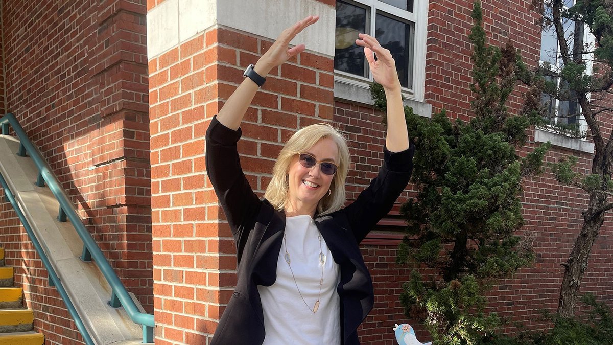 Members of the Mott Foundation’s Education team take part in the #LightbulbChallenge and #LightsOnAfterschool to raise awareness about how afterschool programs help young people.

Learn more: Mott.org/Lights-On.