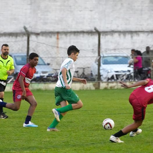 tupi_a's tweet photo. As categorias SUB-11 e 13 do Tupi fizeram o último jogo treino diante do Moleques da Bola antes das disputas  das quartas-de-finais da Copa ACEF, neste sábado em Brusque. Os jogos serão contra a equipe do Santos Dumont de Brusque e valem vaga para as semifinais da competição. https://t.co/Lw5JTV1ZTO