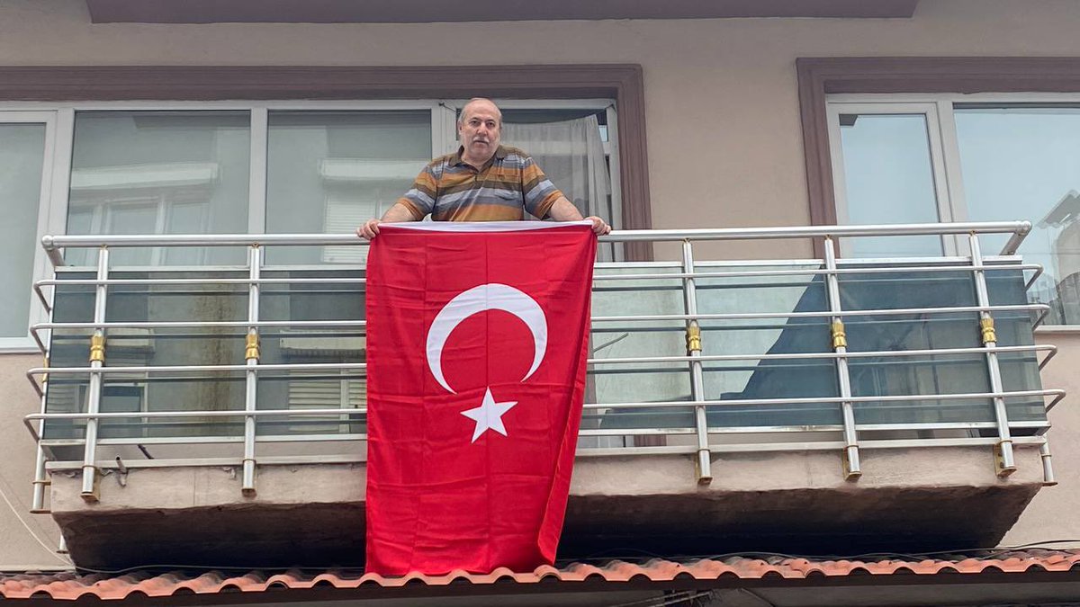 Balıkesir'de yaşayan Türkiye'nin 'Bayrak Asan Dayı' olarak tanıdığı internet fenomeni Salih Tahtalıoğlu, bu kez Cumhuriyetin 100. yılı için bayrağını astı