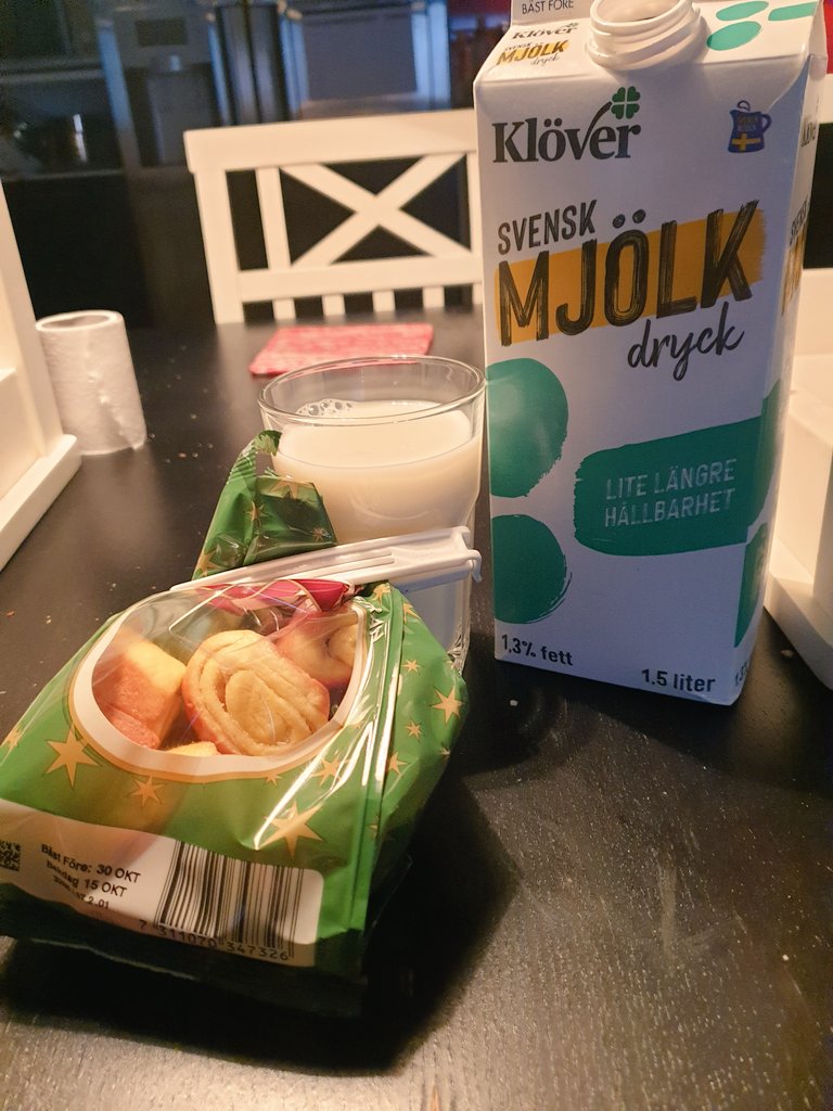 ”I samarbete med @KloverSverige”  Att slå upp ett stort glas klövermjölk å äta bullar/gifflar till det är lyx.
#buzzklöver @kloversverige #kloversverige #KlöverMjölkdryck #KlöverPengarÖver #Buzzador..