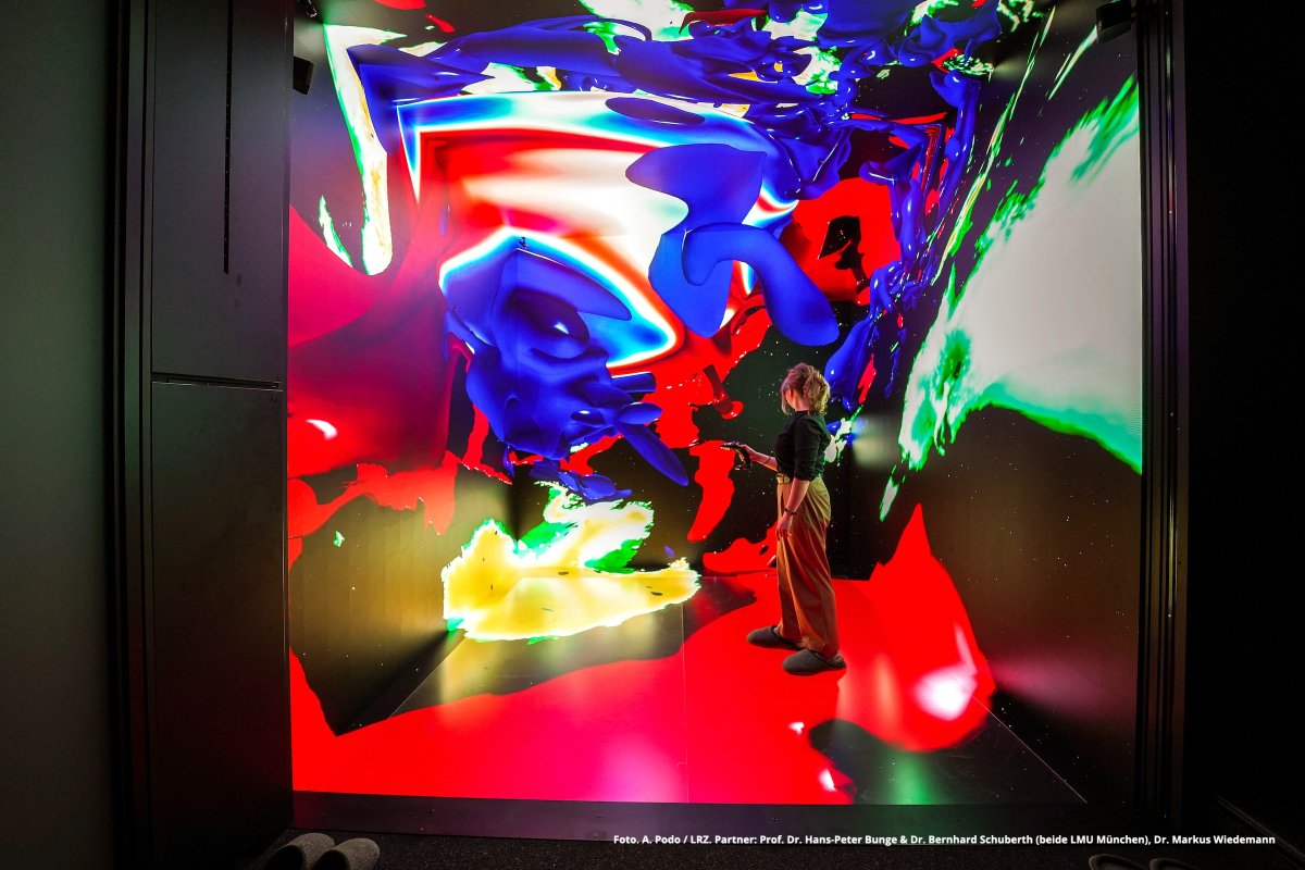 Schärfere Bilder, leuchtendere Farben, höhere Auflösung: Unser V2C hat eine neue CAVE in Betrieb genommen. Sie besteht aus 5 LED-Wänden, hat die Form eines offenen Würfels und macht das regelrechte Eintauchen in Simulationsdarstellungen möglich.  #VR 

▶️ lrz.de/presse/ereigni…