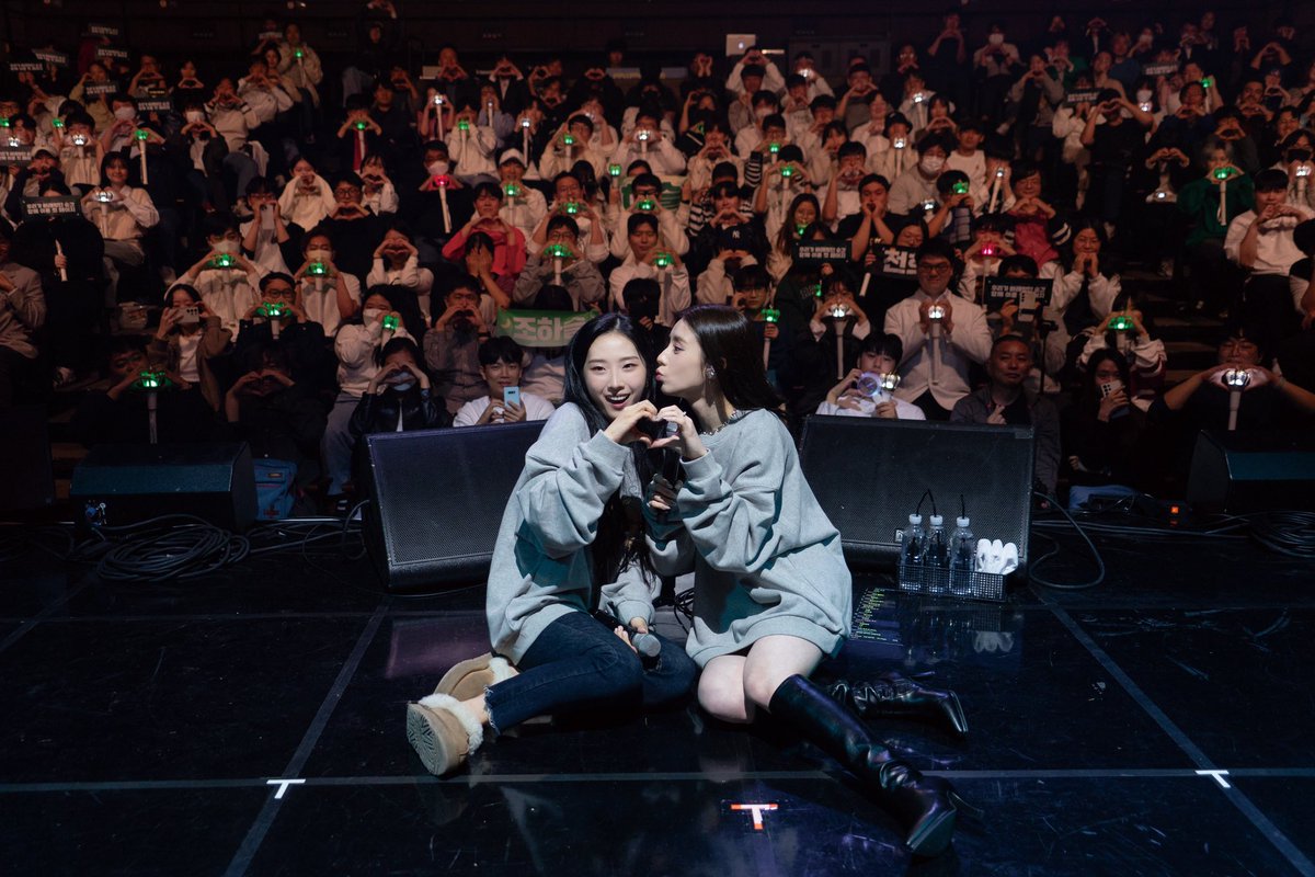 official_artms's tweet photo. HaSeul's 1st Small Theatre Concert
🍃HaSeul Music Studio 81.8Hz🍃

OURII와 함께한 소중한 소극장 첫날💚
큰 호응과 응원에 너무 큰 감동을 받았습니다
내일도 즐거운 시간 보내요 👍🏻

#ARTMS #HaSeul #하슬
#HaseulMusicStudio818Hz https://t.co/9HtzzMVzsQ