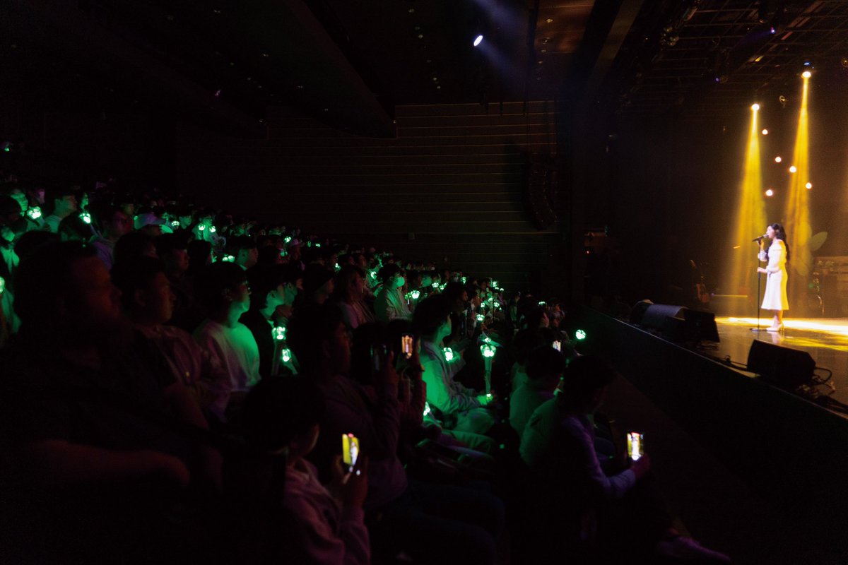 official_artms's tweet photo. HaSeul's 1st Small Theatre Concert
🍃HaSeul Music Studio 81.8Hz🍃

OURII와 함께한 소중한 소극장 첫날💚
큰 호응과 응원에 너무 큰 감동을 받았습니다
내일도 즐거운 시간 보내요 👍🏻

#ARTMS #HaSeul #하슬
#HaseulMusicStudio818Hz https://t.co/9HtzzMVzsQ
