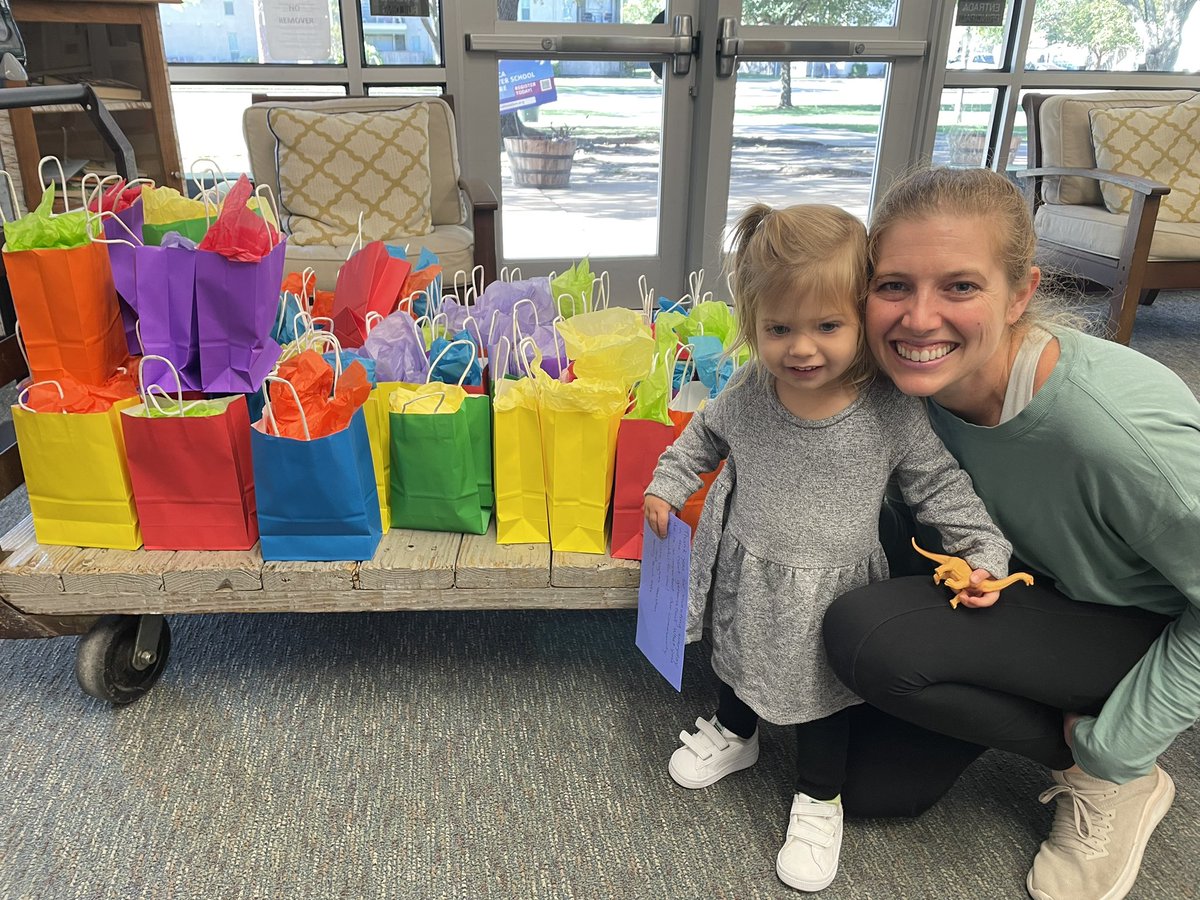 ThornwoodSBISD's tweet photo. Little Lights and @Family_Point blessing our Tiger TEAM with teacher treat bags! We 💙 our @SBISD community!#OneTEAMOneLimitlessDream https://t.co/AXlOeDBXVX