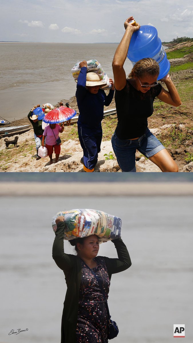 edmarbarros's tweet photo. Ribeirinhos afetados pela seca recorde, caminham por longas distâncias sob calor extremo, carregando água e alimentos recebidos, durante uma ação de ajuda humanitária do município, em comunidades ribeirinhas do Careiro da Várzea (AM), em 24/10 2023. 📸 Para @AP #SecanoAmazonas https://t.co/PC3FXRTwAb