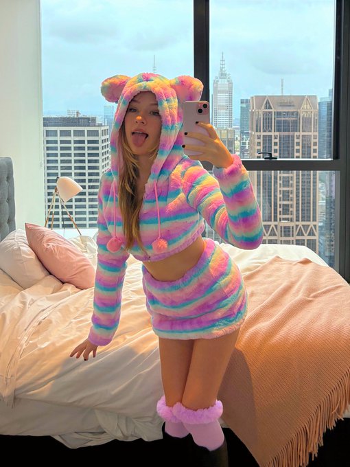 I&rsquo;m so cozy!! https://t.co/Y1fufzxAYZ