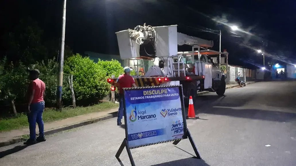 tatachavista's tweet photo. Con el 1x10 del Buen Gobierno que ha implementado nuestro Pdte. @Nicolas Maduro  continuamos  recuperando del Alumbrado Público del municipio Piar y ahora estamos en 17 de Mayo donde se estarán colocando 36 luminarias LED, solicitadas a través de la plataforma Ven app. @_Vpsops https://t.co/nUEUqbwc0r