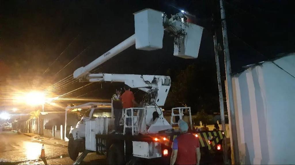 tatachavista's tweet photo. Con el 1x10 del Buen Gobierno que ha implementado nuestro Pdte. @Nicolas Maduro  continuamos  recuperando del Alumbrado Público del municipio Piar y ahora estamos en 17 de Mayo donde se estarán colocando 36 luminarias LED, solicitadas a través de la plataforma Ven app. @_Vpsops https://t.co/nUEUqbwc0r