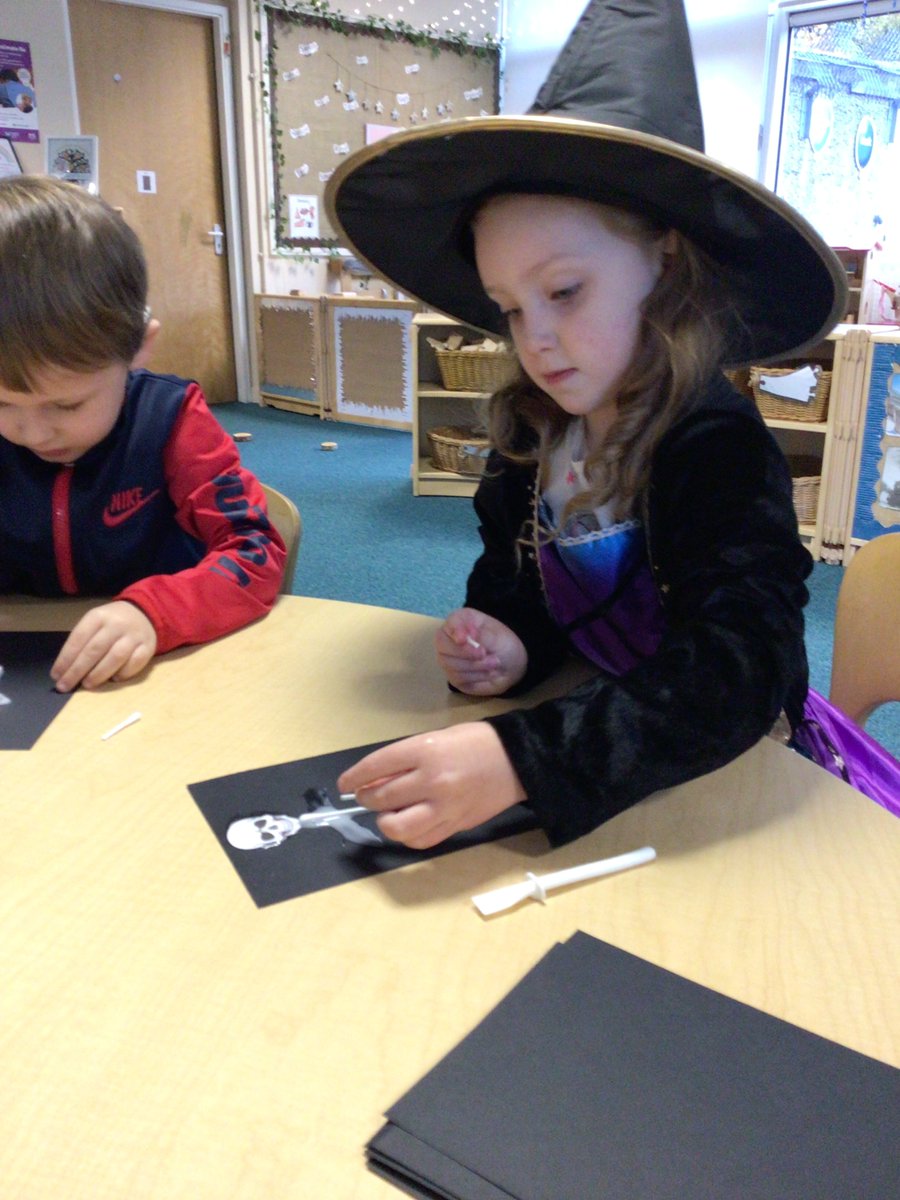 NurserySmos's tweet image. 💀☠️The Assessment class is fully embracing the Halloween spirit by getting creative with cotton buds to craft Spooktacular skeletons! 🌟🎃 #HalloweenFun #CreepyCrafts #AssessmentClass