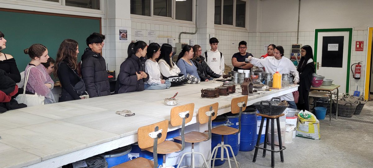 Fely_Escudero's tweet photo. 2ºBach de Ciencias (Dibujo Técnico) ha visitado la Escuela de Edificación de la UPM. Los alumnos han tenido la oportunidad de conocer el Aula de Instalaciones, el Museo de la Construcción y los Laboratorios de Materiales y Física. Ha sido una visita muy profesional y didáctica. https://t.co/Z2rsGcbvzi