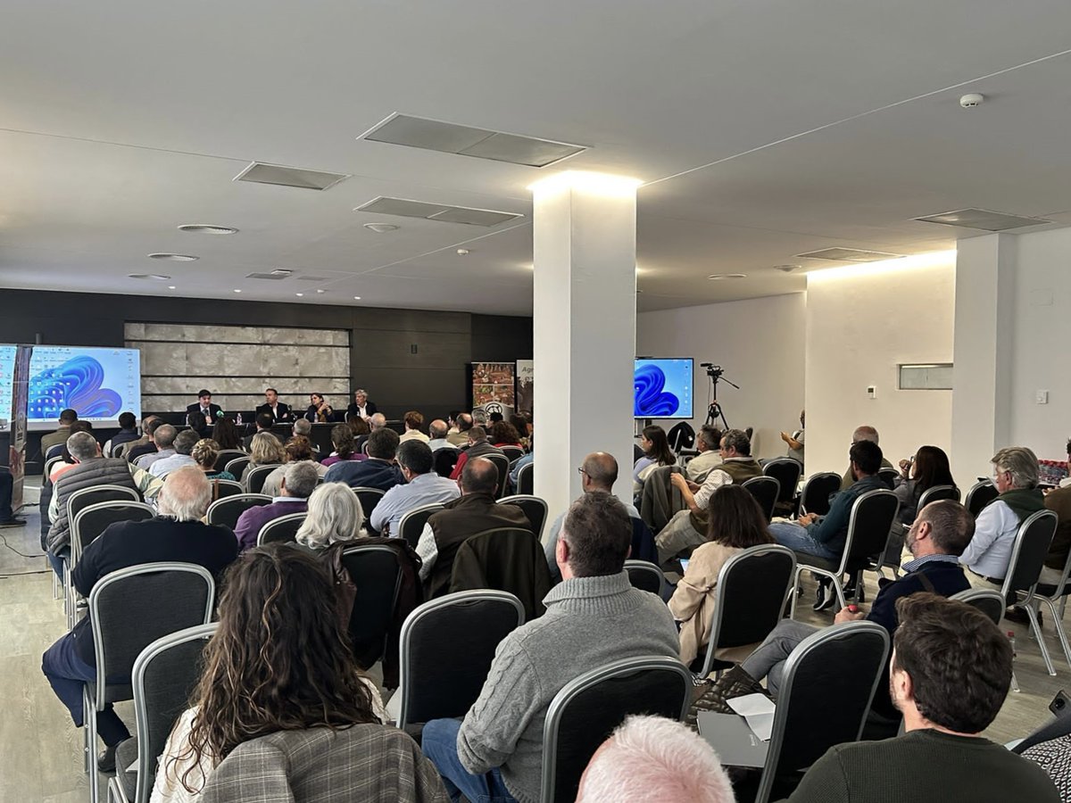 AgroBank_CABK's tweet photo. Celebramos la Jornada Bovino-Porcino con #OVIPOR en Aracena (Huelva).
Inauguran Agustín González (Presidente OVIPOR), Manuel Guerra (Alcalde Aracena), Antonio Javier Martínez (director #AgroBank Andalucía), Patricia Millán (Área de Agricultura, Ganadería y Pesca).
#AgroEvents https://t.co/LstBcXFXD8
