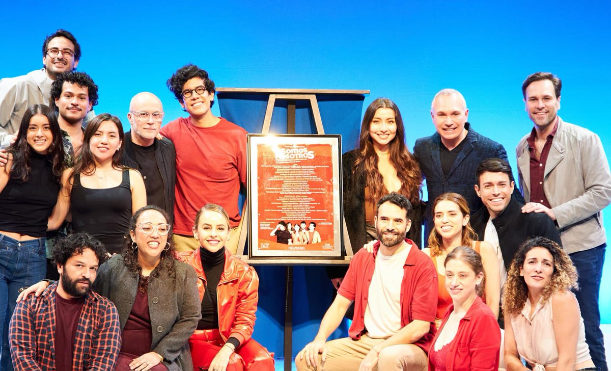 Ayer tuve el honor junto con @paolagomezmx y @michihart develar la placa de mi amigo y colega @mercurio1969 Oscar Carnicero de la obra 'Somos Nosotros ' felicidades una JOYA de texto y actuaciones todo esto en el Bello @teatro_milan de mi amiga @marianagarza70 y @pabloperroni