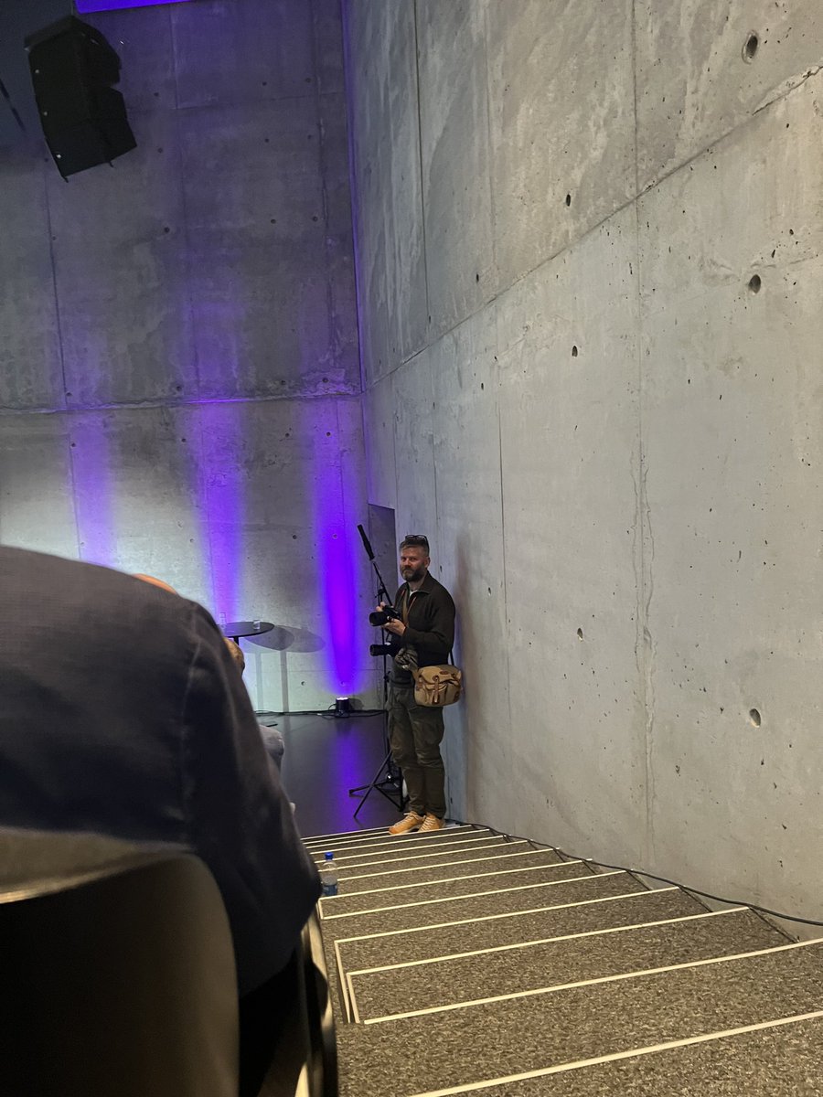 Ljósmyndarinn <a href="/gollmundur/">Golli - Kjartan Þorbjörnsson</a> að störfum.