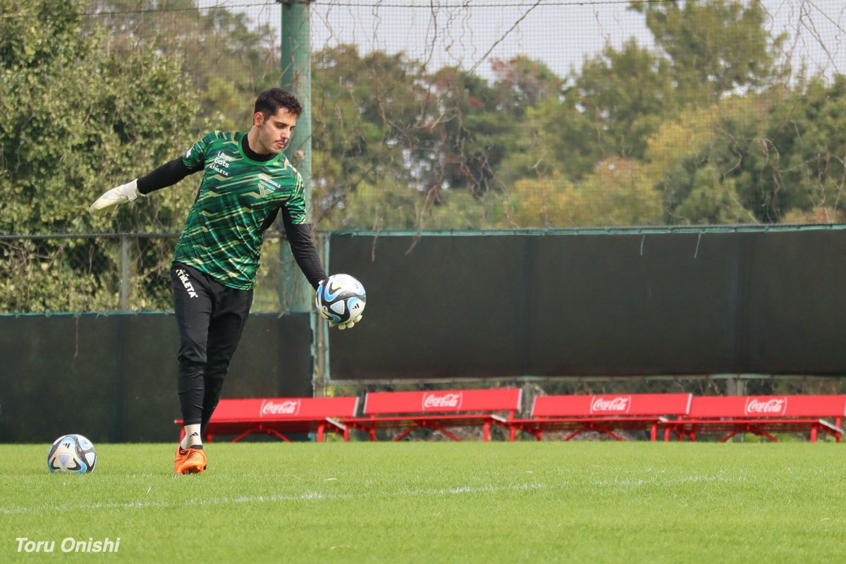 Stadio_jp's tweet photo. #verdy ボールに魂を込めて。#マテウス 選手のキック。ゴールキーパー・トレーニング。10月25日、ヴェルディグラウンド。 https://t.co/OBvfAZ2yDz