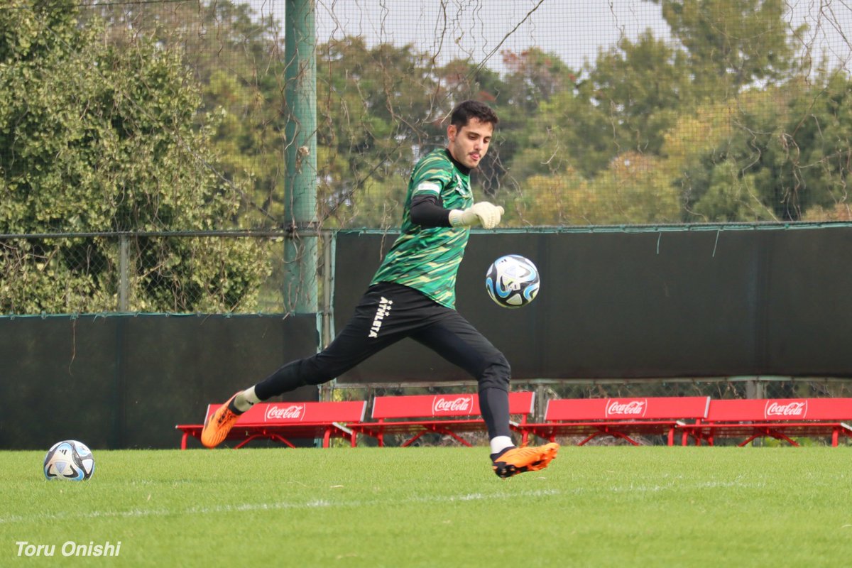 Stadio_jp's tweet photo. #verdy ボールに魂を込めて。#マテウス 選手のキック。ゴールキーパー・トレーニング。10月25日、ヴェルディグラウンド。 https://t.co/OBvfAZ2yDz