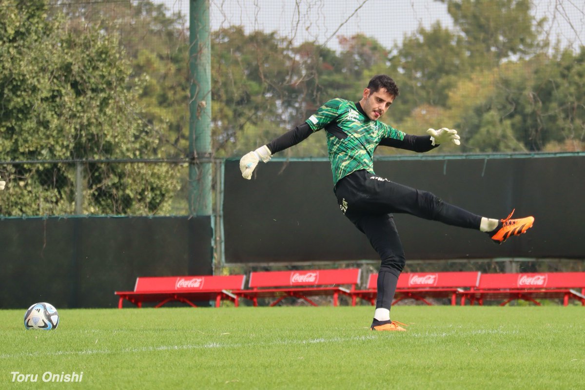 Stadio_jp's tweet photo. #verdy ボールに魂を込めて。#マテウス 選手のキック。ゴールキーパー・トレーニング。10月25日、ヴェルディグラウンド。 https://t.co/OBvfAZ2yDz