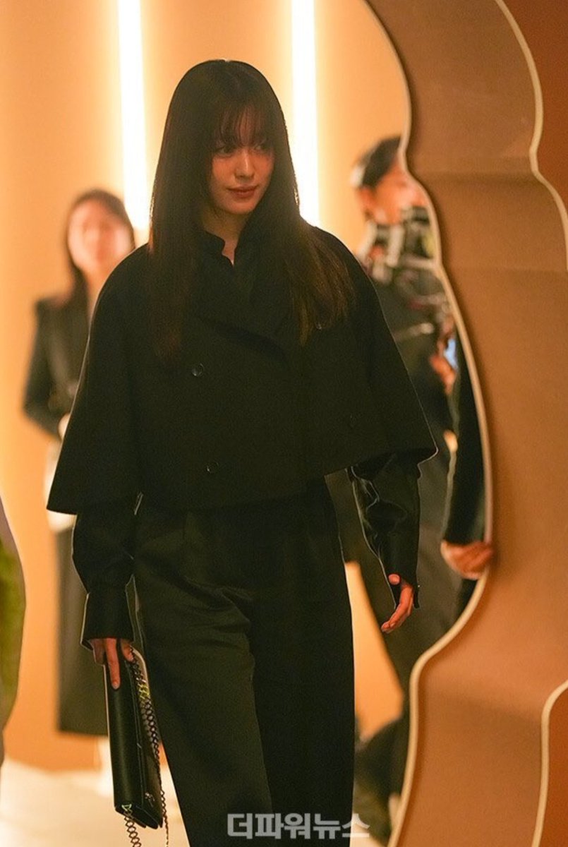MB_112021's tweet photo. Big Knife finally showered and had an outfit overhaul.
#HanHyoJoo #MaxMara #TeddyTen https://t.co/ElDjB7JsbX