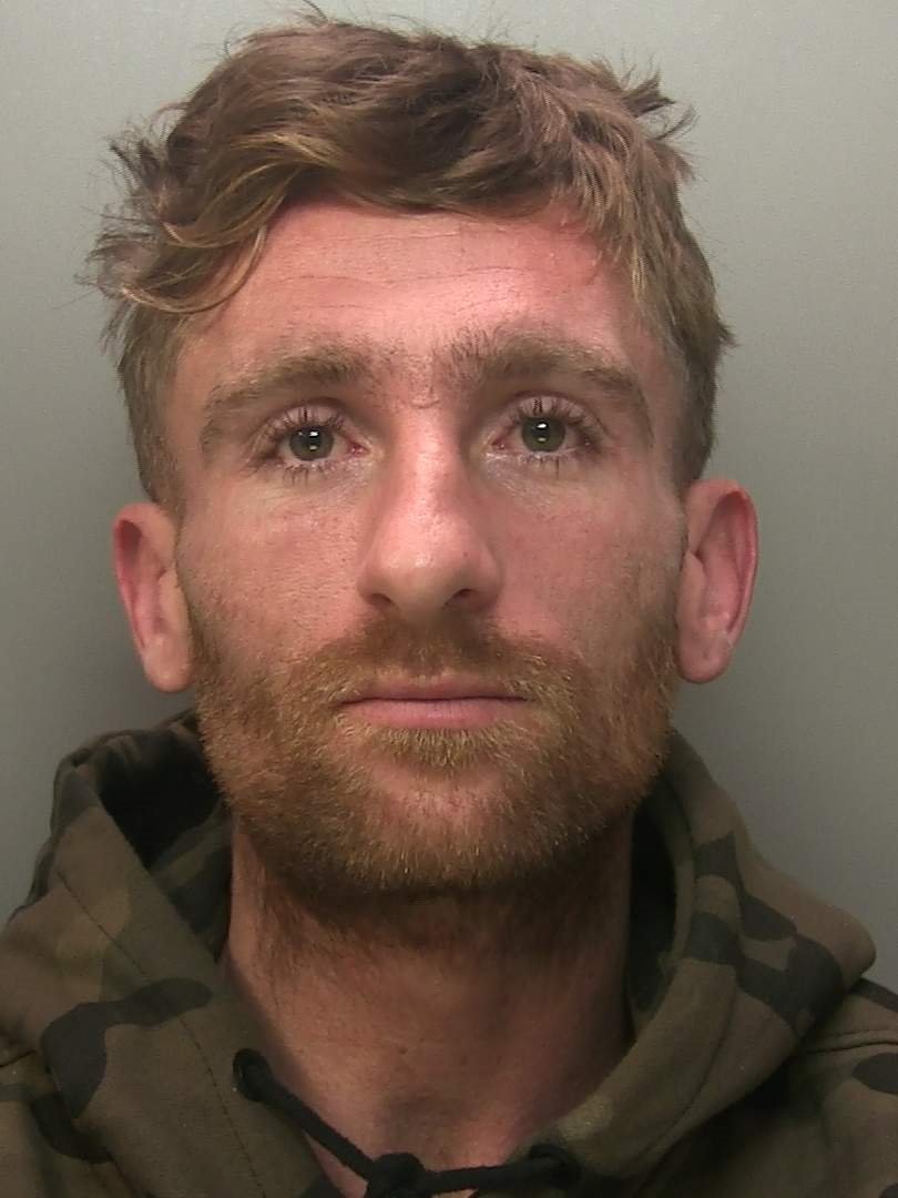 We need help finding wanted man Max Huggett, 32, from #Horley, wanted for breach of community order. Described as a White man, medium build with dark blond hair & facial hair, known to frequent #Horley and #Redhill If u have any info DM @SurreyPolice quoting PR/45230065127