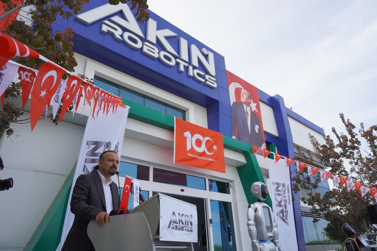 DrOzgurAkin's tweet image. AKINROBOTICS İnsansı Robot Fabrikamızda Cumhuriyetin 100. Yılı Kutlama Programı’nı ve ADA serisinin en gelişmiş robotu ADA-7'nin lansmanını gerçekleştirdik. Etkinliğimize katılan tüm konuklarımıza teşekkür ederiz. #yüzüncüyıl #akinrobotics